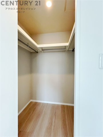 収納力が高く洋服や小物を整理しやすく、更衣室のように使え、部屋がすっきり保てます。収納の配置を自由に調整でき、換気性が良く防湿・防虫対策も可能。快適で機能的な生活空間を実現できます♪