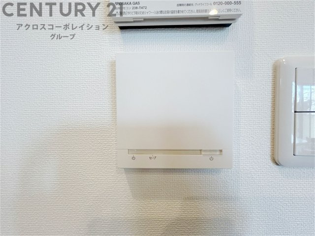 ガス式床暖房は、効率的な暖房システムであり、床からの温かさが快適な環境を提供します。床全体が均一に暖まり足元からの暖かさが感じられます。また空気の循環が少ないため、ホコリやアレルゲンの拡散を抑えます。