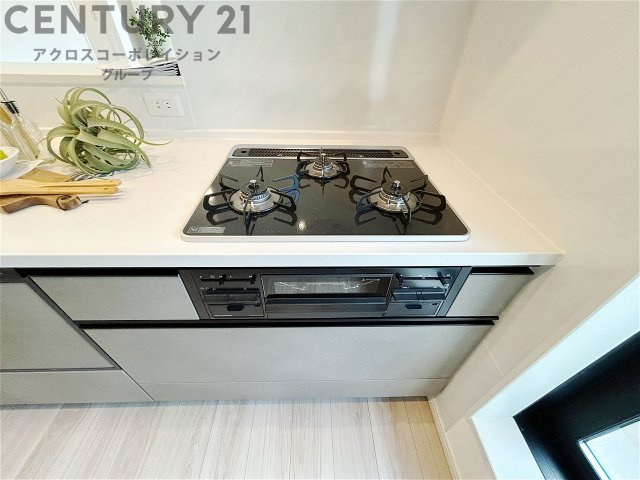 多数の調理器具を同時に使用でき、料理の効率化が可能。省エネで節約になり、様々な料理スタイルに適応できます。また、火力調整が独立しており、手入れや掃除もしやすく、今よりもっとお料理が楽しくなるかも。