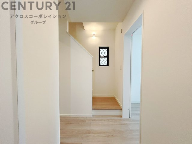 白を基調としたクロスに建具が室内を明るい雰囲気にしています♪