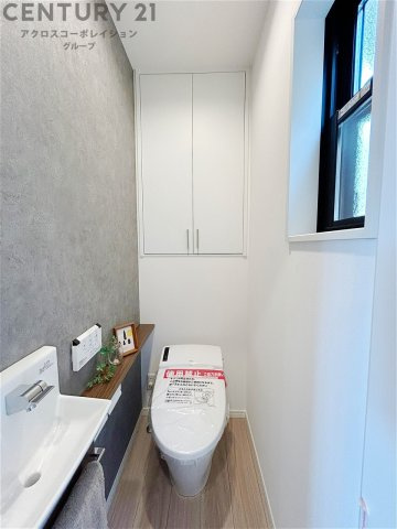 温水洗浄便座付トイレは温水洗浄機能により、暖かい水でおしりを洗浄することができ、冷たい水を使う従来の便座に比べ、温水洗浄機能で暖かいトイレを提供し、快適な使用を可能にします。