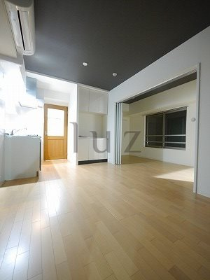 エフパークレジデンス横浜反町3261の居間・リビング