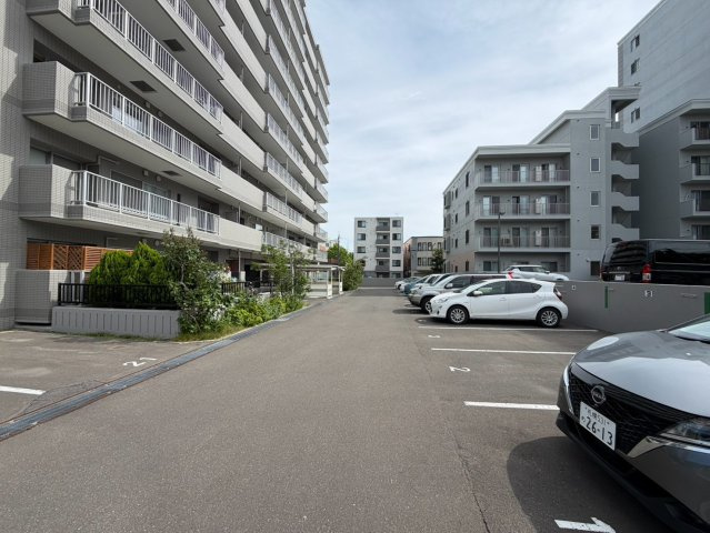アルス月寒中央の駐車場