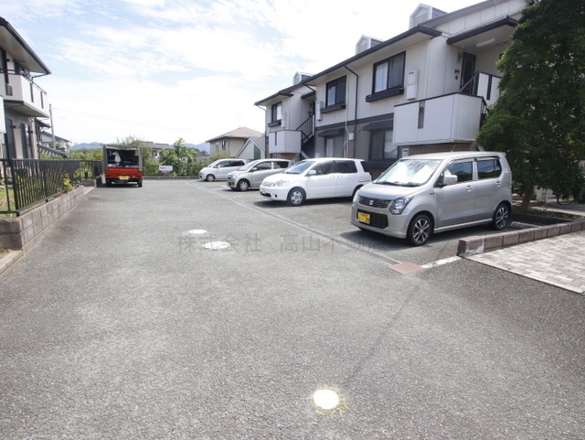 宗像市日の里６丁目のアパートの駐車場