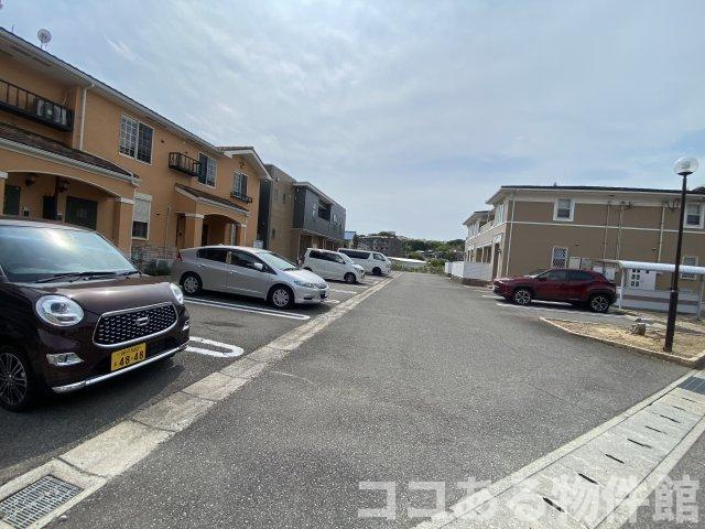 シャトー・シモハタ3の駐車場