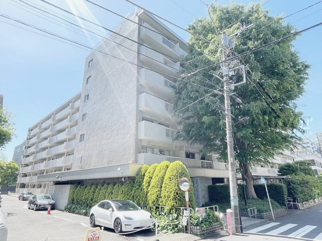 【外観】 | 南青ハイツ | 青空によく映える建物です。手入れの行き届いた外壁やマンション正面エントランスなど、綺麗な姿をぜひ一度、現地にてご覧ください。～即日のご見学可能～　お問合せはお気軽にどうぞ。

