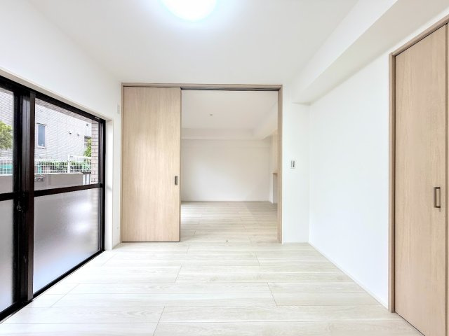 朝日プラザ上永谷の洋室|◆室内はいつも明るい印象なので気持ちの良い朝を迎えられます。各部屋にはクローゼットを完備しており、収納が多いお家はすっきりして快適空間です。