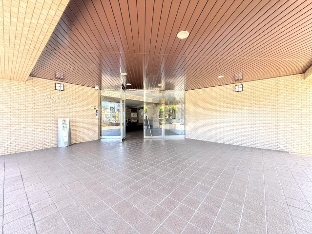 朝日プラザ上永谷|◆エントランスは、マンションの「顔」印象を左右する大事な空間です。居住者の帰り、訪れる方を優しく迎えてくれます。