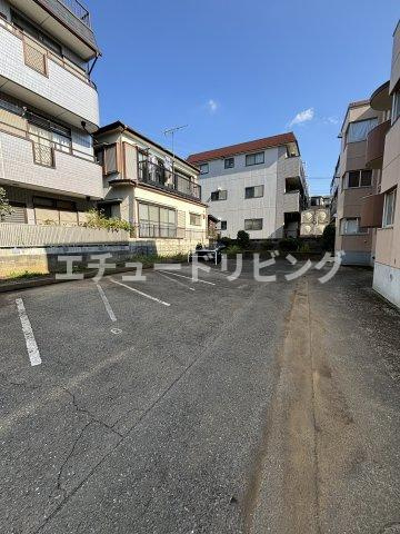 鈴木ハイツの駐車場