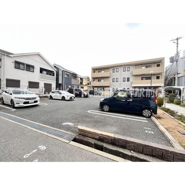 スローハスコートの駐車場