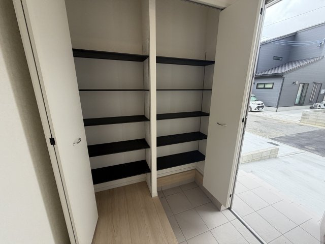 浦添市西原　第6（全2棟）ラスト2号棟の玄関|2号棟　十分な収納付き玄関♪