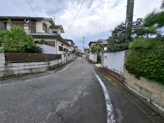 高崎市吉井町長根中古住宅の前面道路含む現地写真
