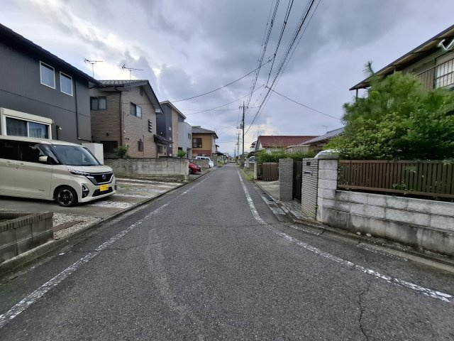 高崎市吉井町長根中古住宅の前面道路含む現地写真