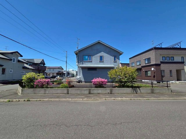 文苑4丁目　二世帯住宅の前面道路含む現地写真