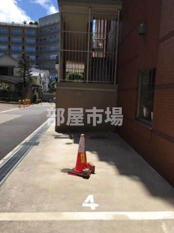 ライジングプレイス浅草参番館の駐車場