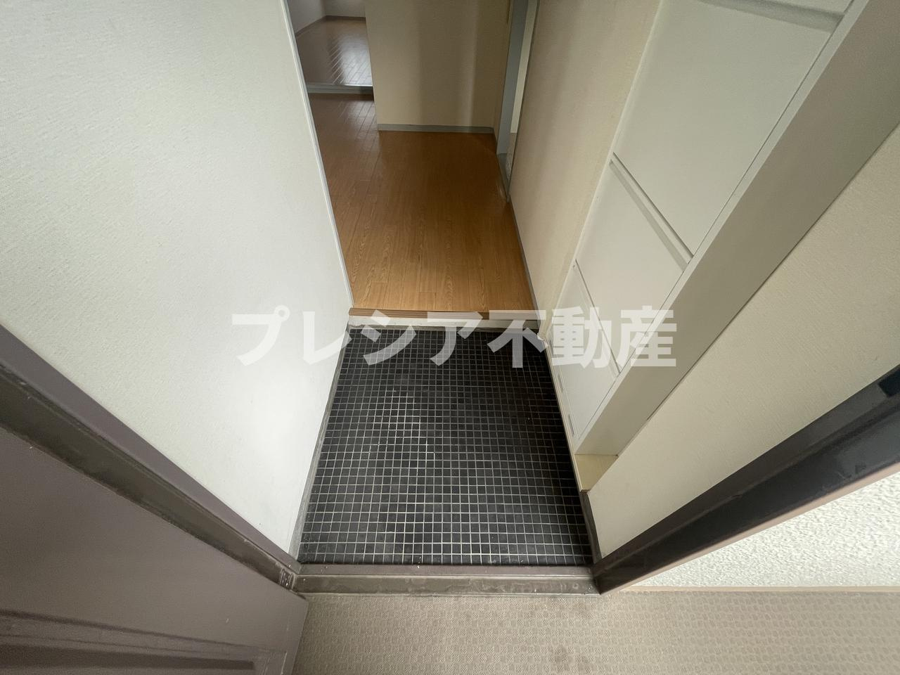 恒風園マンションの玄関