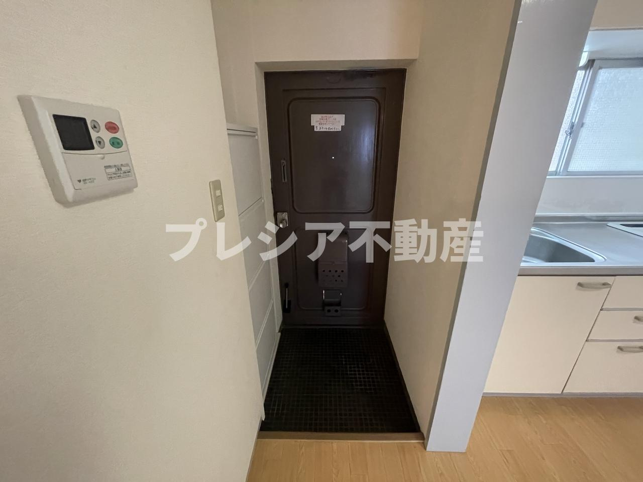 恒風園マンションの玄関