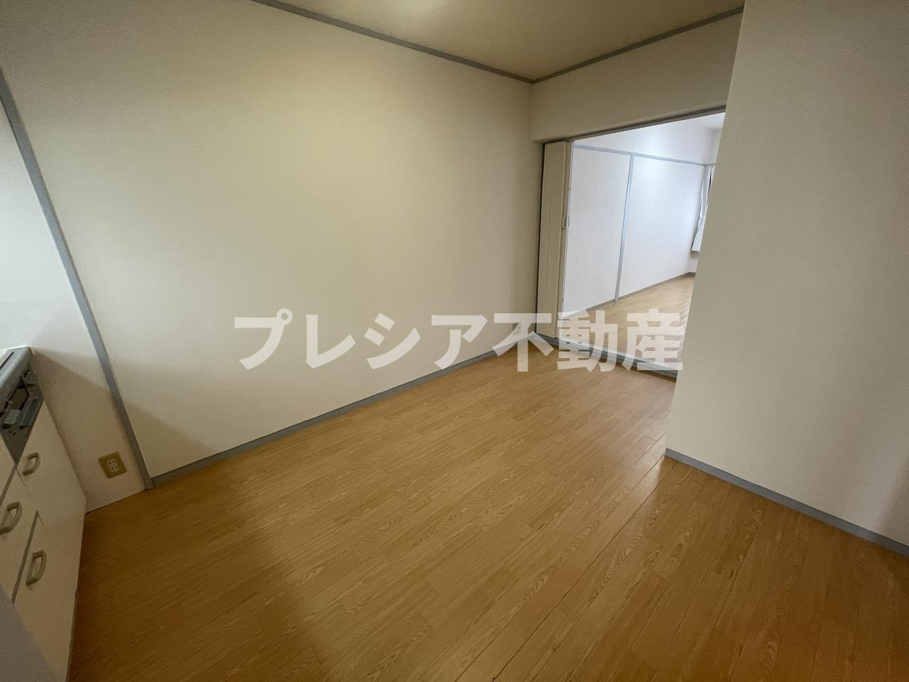 恒風園マンションの洋室