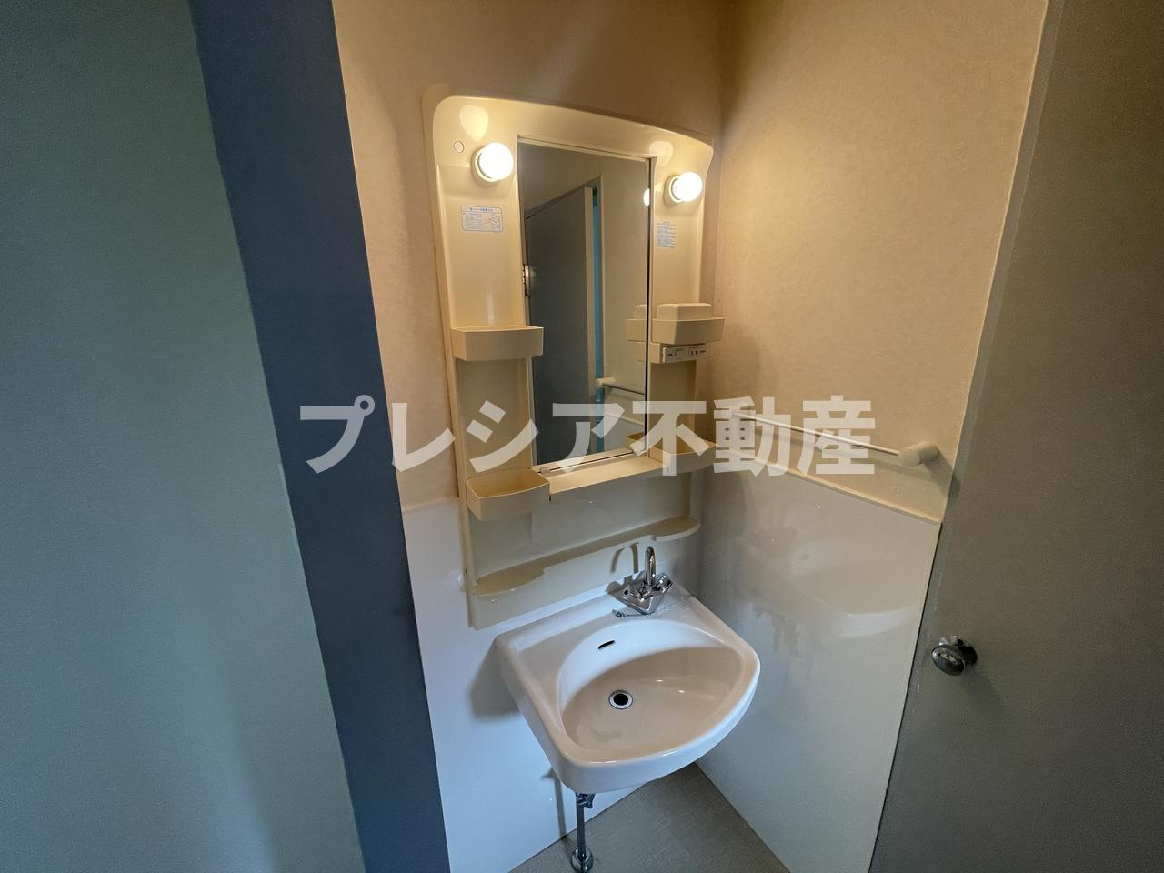 恒風園マンションの独立洗面台