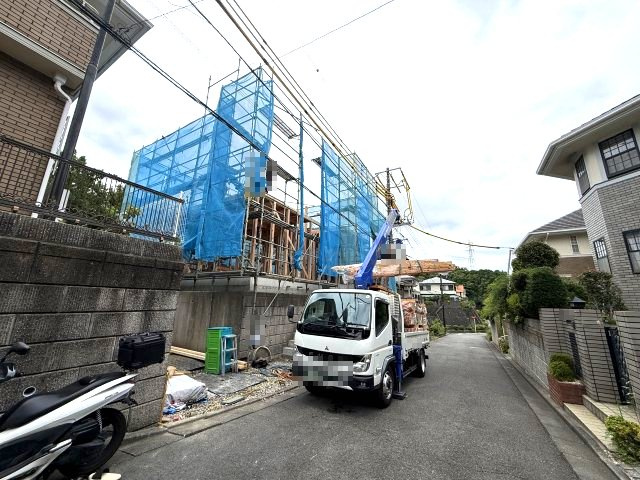 ZEH水準省エネ住宅　WIC付LDKの前面道路含む現地写真|前面道路
