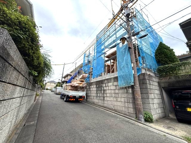 ZEH水準省エネ住宅　WIC付LDKの前面道路含む現地写真|前面道路