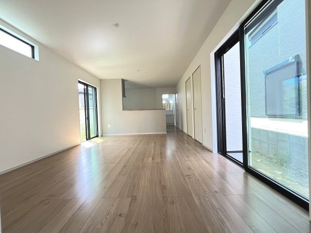 【居間・リビング】 | 那珂川市王塚台1丁目2期　1号棟（全2棟）【仲介手数料無料・0円】 | 現地写真。