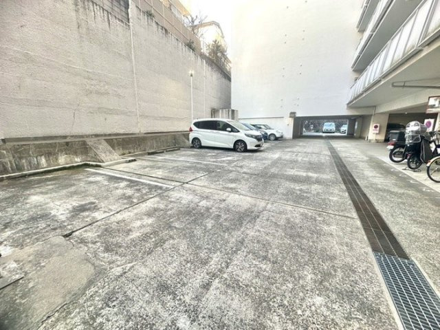 ローズハイツ芦屋の駐車場