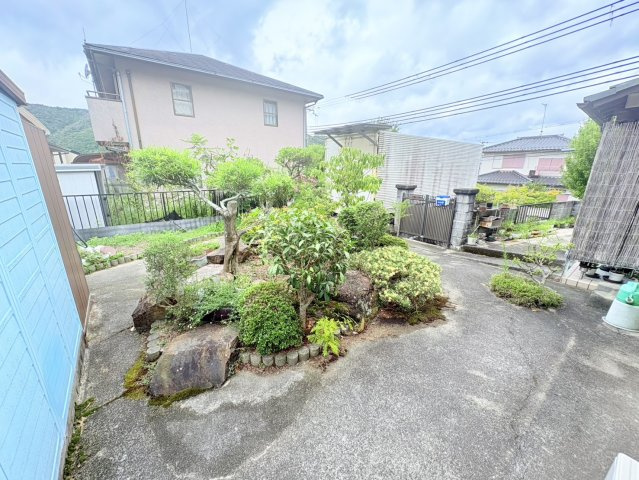 神戸市北区唐櫃台4丁目の庭|植栽も綺麗に手入れされています。