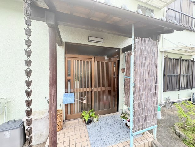 神戸市北区唐櫃台4丁目の玄関|落ち着いた色調のドアがご家族を迎える玄関です。