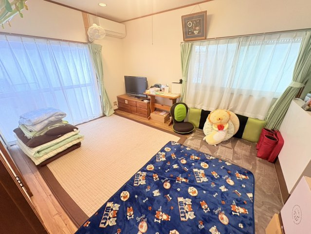 神戸市北区唐櫃台4丁目の居間・リビング|窓から差し込む光がお部屋の雰囲気を明るくします。