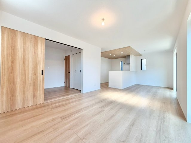 グラファーレ　大府市梶田町の居間・リビング|家族が自然と集まる広々としたリビング。お子様の成長を見守りながら過ごせます。
