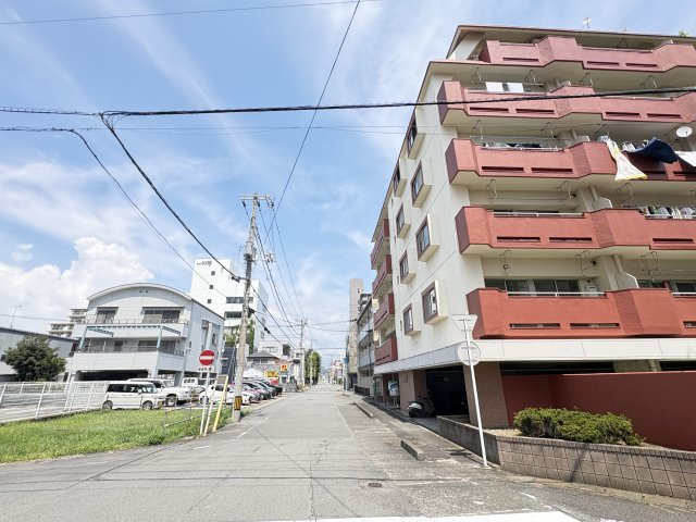 パスコ・グランドマンション沼津の外観|道路幅にもゆとりがあり、車での移動や出入りも快適です。