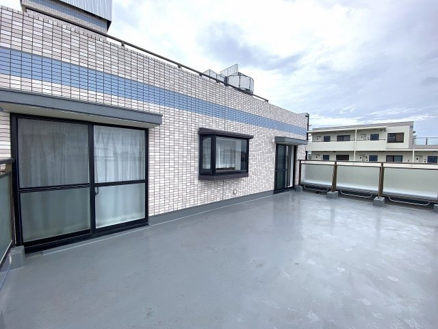 カザベーラ坂戸のバルコニー|開放感あふれる33.22㎡相当の広々としたルーフバルコニーです。日当たり・通風ともに良好で、ガーデニングや洗濯物を干すスペースとしてはもちろん、気分転換の場としても大活躍する魅力的な空間です。