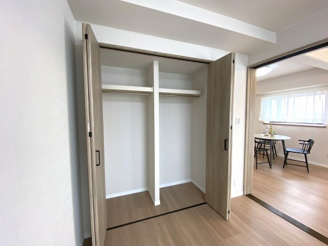 カザベーラ坂戸の収納|収納スペースです。季節ものの衣類や大きな荷物、スーツケースなどもすっきりとまとめて収納できます。お部屋の生活感を抑え、広々とした空間を保つのに大変役立ちます。