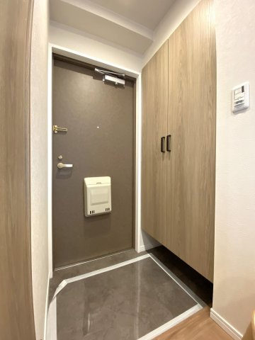 カザベーラ坂戸の玄関|お家の顔となる玄関スペースです。新規リノベーションにより清潔感あふれる雰囲気に仕上がっています。シューズボックスを備えており、散らかりがちな玄関周りをいつでもすっきりと整理整頓できます。