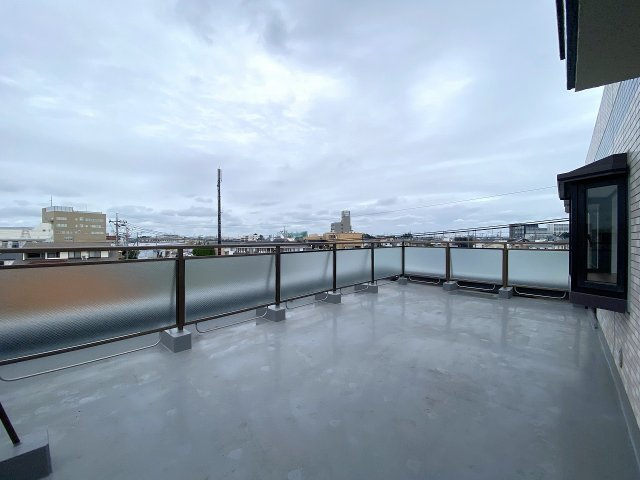 カザベーラ坂戸のバルコニー|ルーフバルコニー。前面に遮るものがなく遠くまで見渡せるため、爽やかな空と豊かな日差しを満喫できます。毎日の暮らしに彩りと心地よい解放感を与えてくれる魅力的なロケーションです。