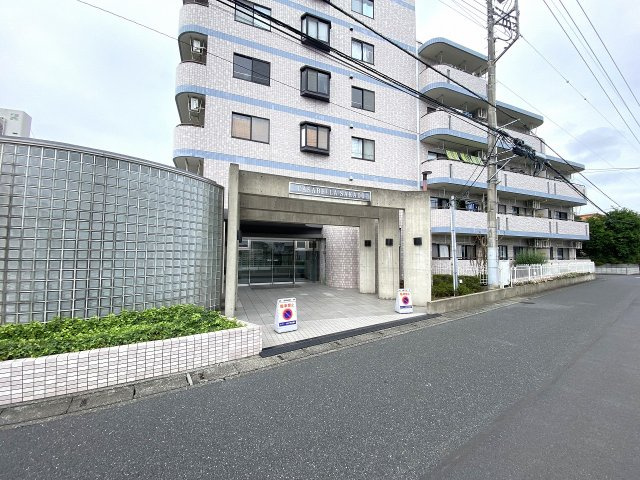 カザベーラ坂戸|アプローチ部分のエントランス入口です。手入れが行き届いており、住民や訪れるゲストを温かく迎え入れる清潔感のある佇まいです。美しい共用部により、日々の行き帰りも快適に行うことができる快適な住まいです。