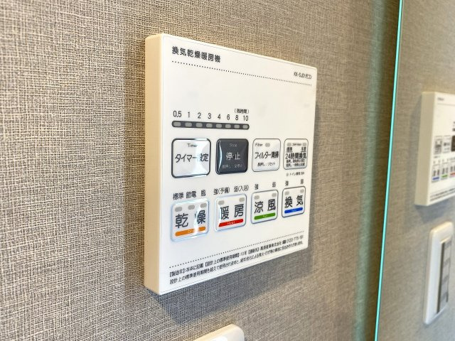カザベーラ坂戸の冷暖房・空調設備|浴室暖房換気乾燥機のリモコンパネル。ワンタッチで雨の日の衣類乾燥や冬場の予備暖房、夏の涼風機能などを簡単に切り替え可能です。日々の家事を効率化し一年中快適なバスタイムを支える先進の設備となっています。