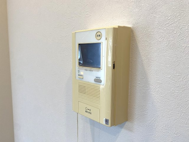 カザベーラ坂戸のセキュリティ|TVモニター付きインターホンです。室内から訪問者の顔と声をしっかり確認してから対応できるため、防犯面にとても優れています。お子様のお留守番時や一人での対応時にも安心感をもたらしてくれる設備です。