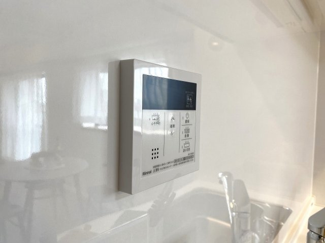 カザベーラ坂戸の発電・温水設備|給湯器のリモコンパネルです。ワンタッチでお湯張りや保温、追い焚き操作が手軽に行えます。キッチンや浴室からの操作もスムーズで、ご家族皆さまの快適で温かなお風呂時間を心地よくサポートしてくれます。