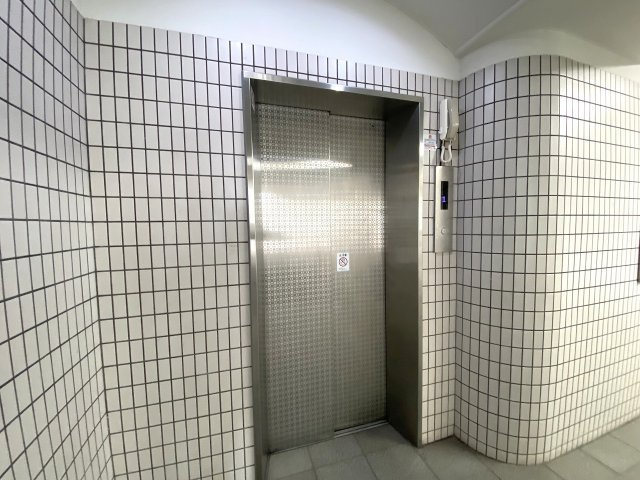 カザベーラ坂戸のその他共用部分|敷地内に完備されたエレベーターです。お買い物帰りで荷物が多い日や、ベビーカーをご利用の際も上階までスムーズに移動できます。日々のご利用や毎日の暮らしを安全かつ快適にサポートしてくれる設備です。