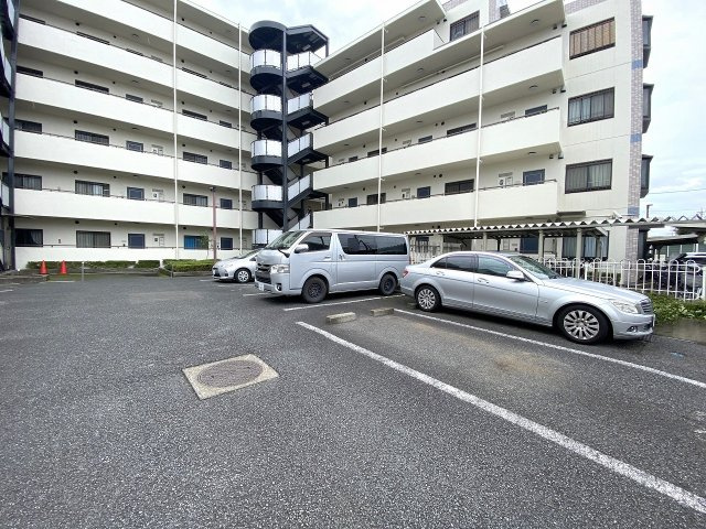 カザベーラ坂戸の駐車場|敷地内に併設された駐車場スペースです。大切なお車を敷地内で安全に保管でき、雨の日やお買い物帰りの荷物の出し入れもスムーズに行えます。