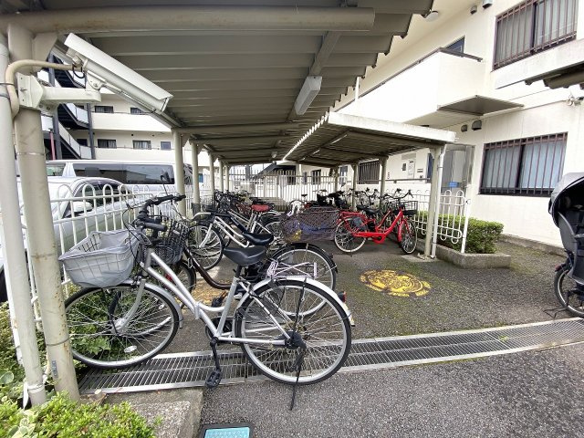 カザベーラ坂戸の駐輪場|屋根付きの駐輪場スペースを完備しています。大切な自転車を雨風からしっかり守り、綺麗な状態を保つことができます。整然と区画整理されており、毎日の通勤・通学の際もスムーズに出し入れが可能です。