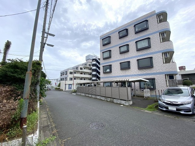 カザベーラ坂戸の外観|落ち着きのあるデザインが印象的なマンションの外観です。周辺は閑静な住宅街となっており、住環境も良好です。手入れの行き届いた管理体制で安心してお住まいいただける魅力的な住まいです。