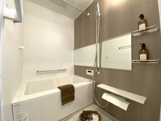 カザベーラ坂戸の浴室|新規交換された清潔感あふれるユニットバスです。一日の疲れをゆったりと癒やせる快適なバス空間となっており、毎日の入浴タイムをより心地よく上質な時間へと演出してくれる充実の設備です。