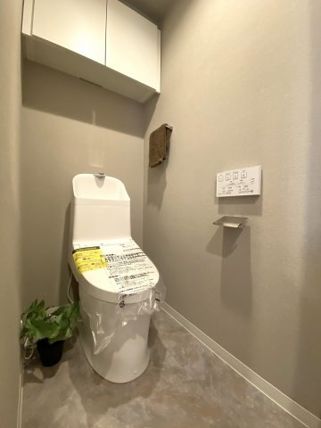 カザベーラ坂戸のトイレ|新規交換された清潔感のある温水洗浄便座付きトイレです。壁面や床も綺麗に仕上げられており、快適なプライベート空間を実現しています。手入れもしやすく日常使いに大変便利な衛生設備です。