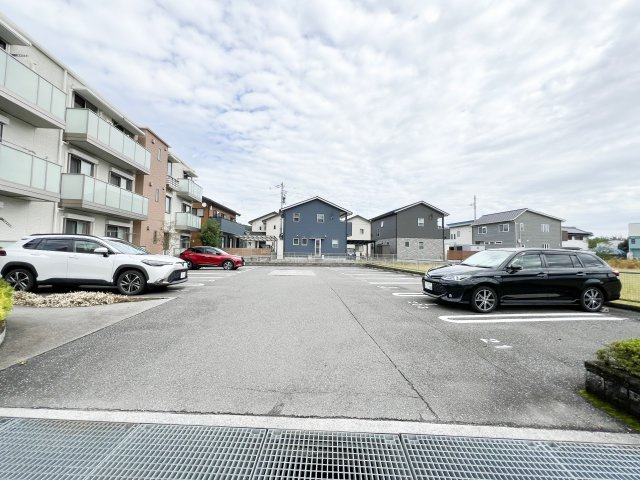 ベレオ リラフォートの駐車場