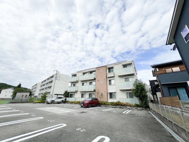 ベレオ リラフォートの駐車場