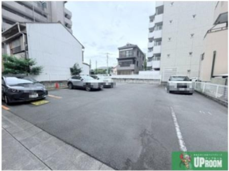 リヴェール白壁の駐車場