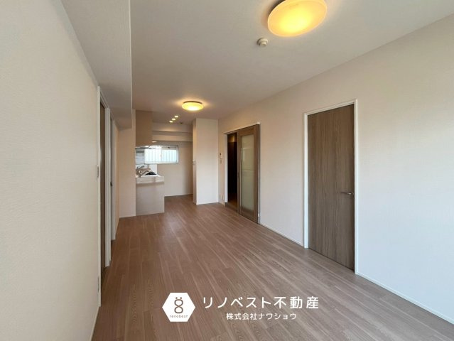 万葉ハイツ小阪菱屋西マンションの居間・リビング|約13.5帖のLDK♪
部屋の中心位置しているため、各居室への動線がスムーズ◎